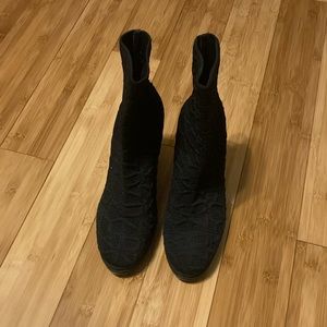 DKNY Logo Chunky Platform Ankle Knot Bootie Women’s US 7 Black Color 4”Heel NWT